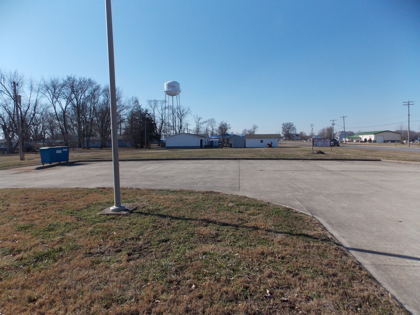 303 West Poplar Street Odin, IL 62870 - Photo 7 of 20 a view of a terrace