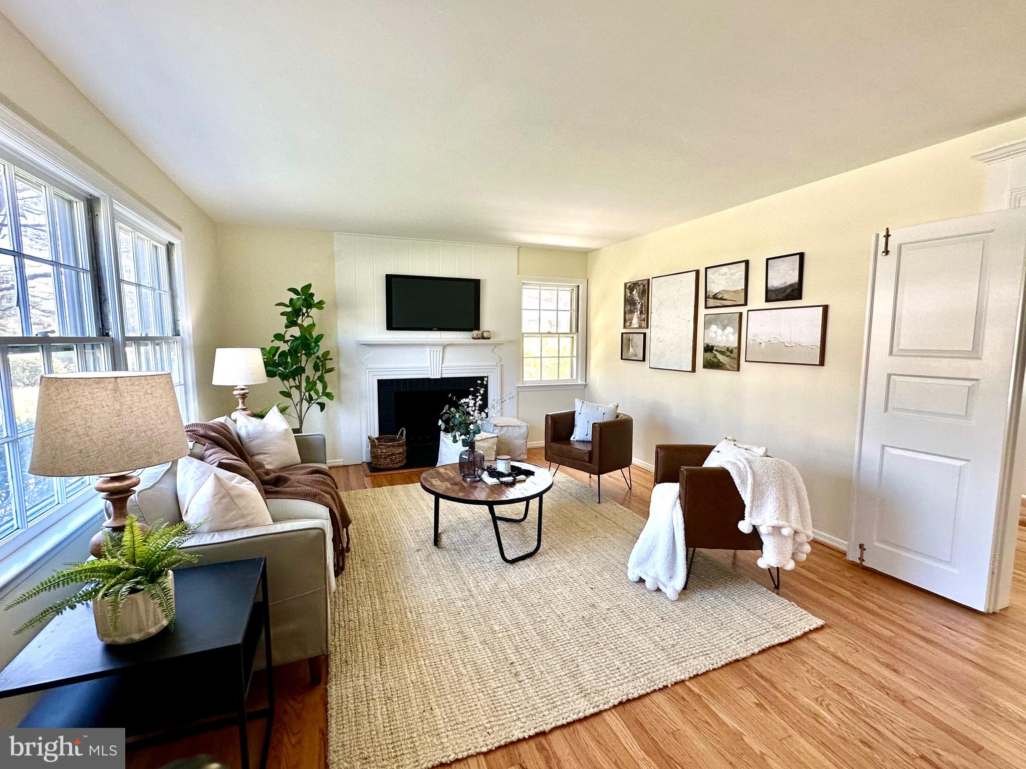 407 Aigburth Road Towson, MD 21286 - Photo 2 of 27 Gorgeous Hardwood Floors