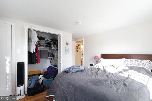 a bed room with a bed and a closet