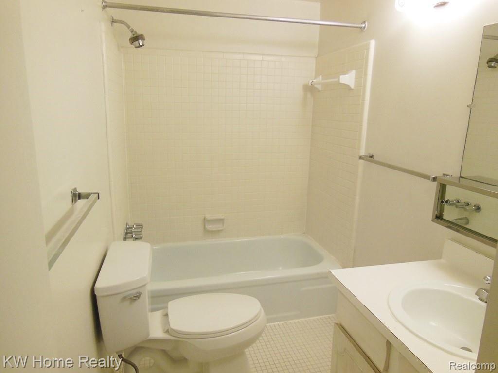 5075 Crooks Road, Unit 13 Royal Oak, MI 48073 - Photo 10 of 11
