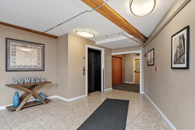 a view of an entryway with a workspace