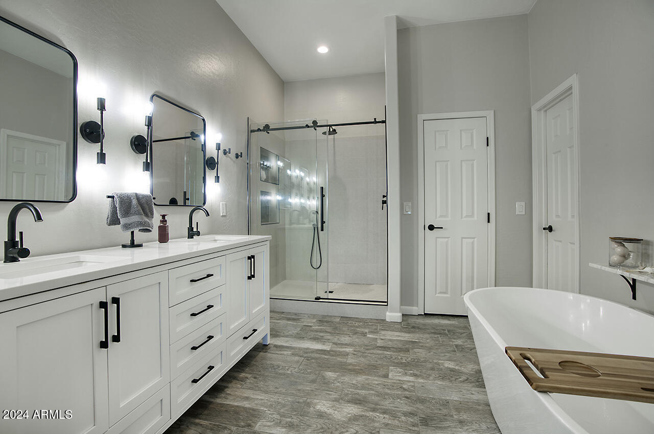 2540 West Tanya Road Phoenix, AZ 85086 - Photo 14 of 42 Primary bathroom
