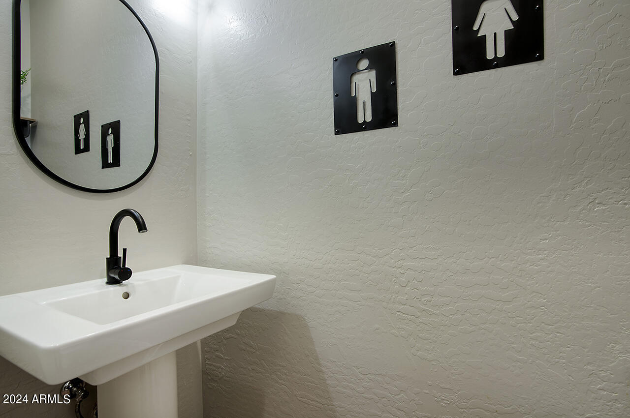2540 West Tanya Road Phoenix, AZ 85086 - Photo 17 of 42 Guest bathroom