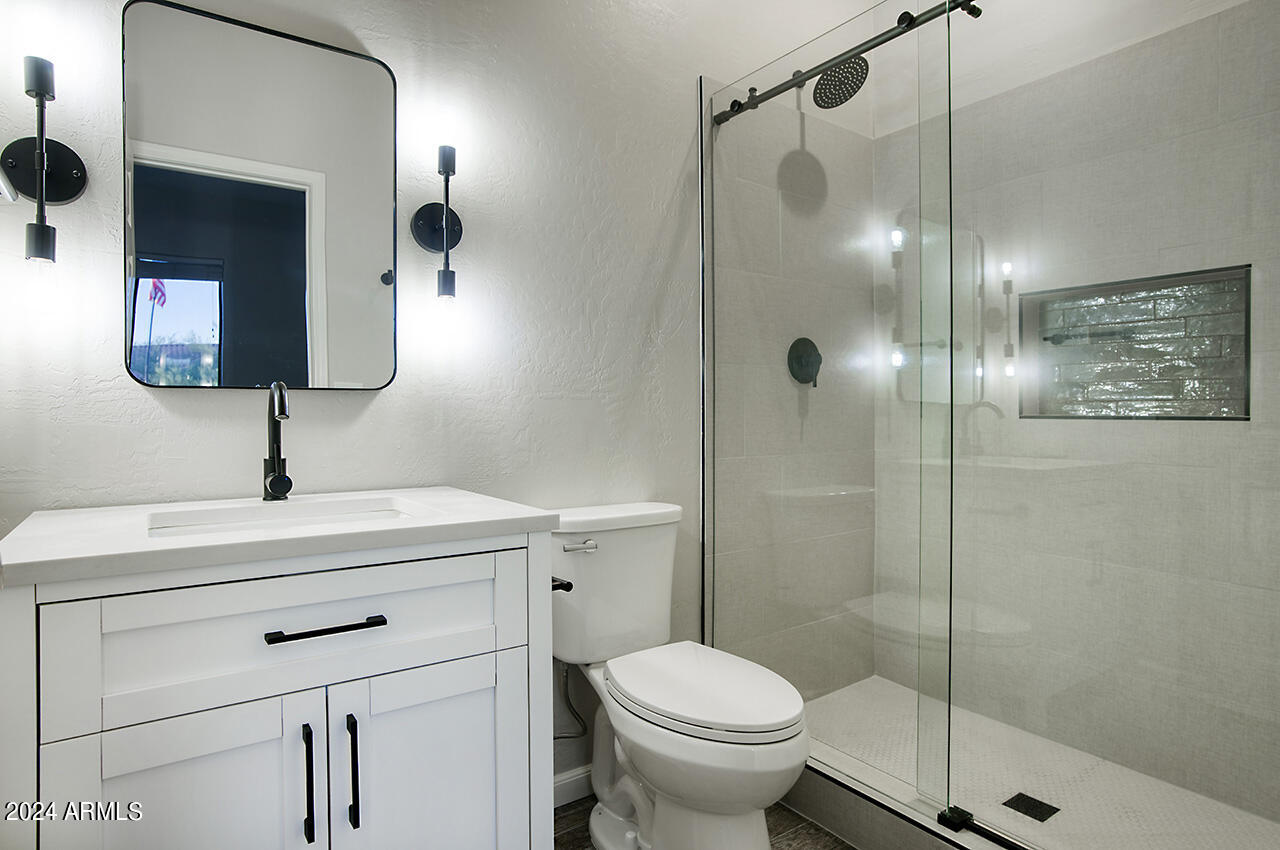 2540 West Tanya Road Phoenix, AZ 85086 - Photo 19 of 42 En suite bathroom