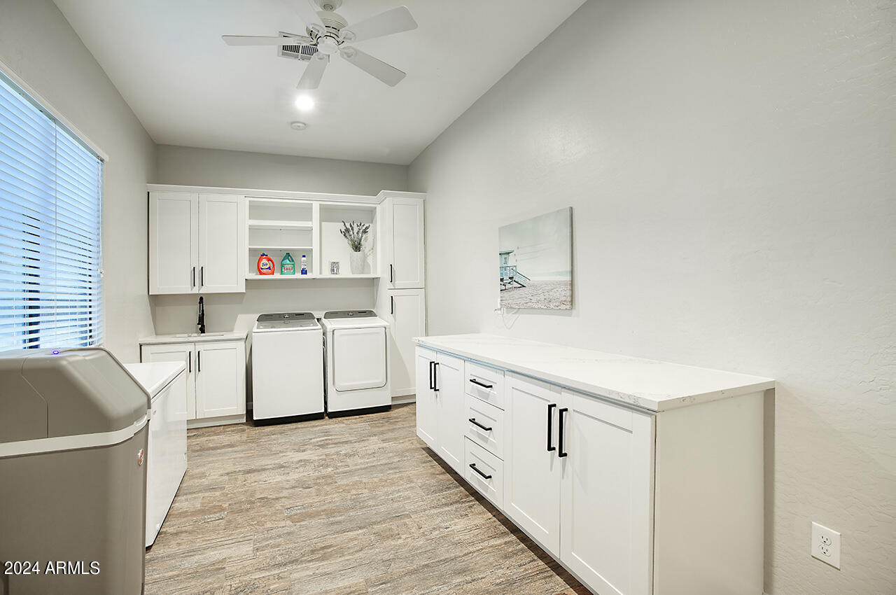 2540 West Tanya Road Phoenix, AZ 85086 - Photo 24 of 42 Oversizsed laundry room
