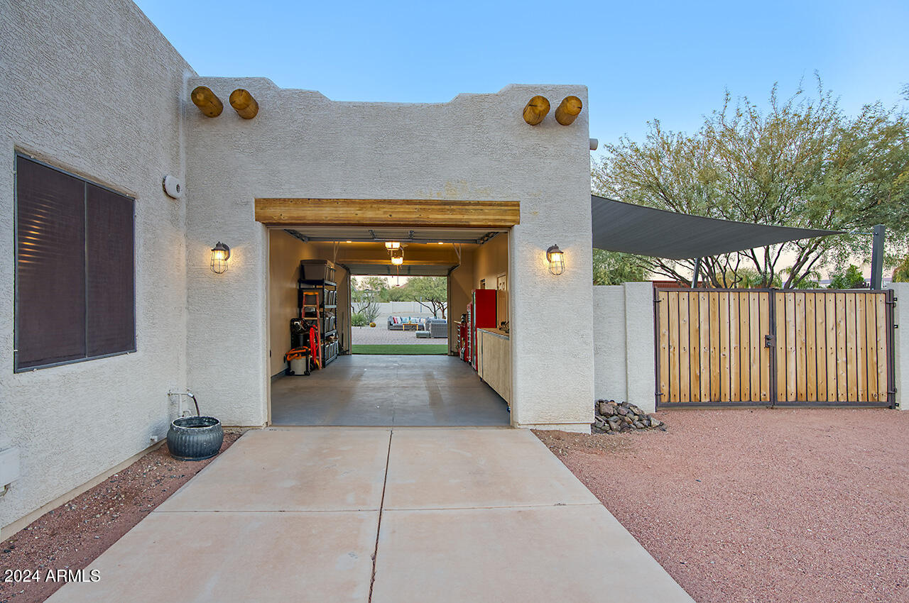 2540 West Tanya Road Phoenix, AZ 85086 - Photo 25 of 42 Pass - thru garage