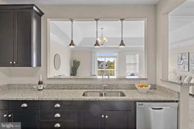 $435,000 | 15201 Royal Crest Drive, Unit 407, Haymarket, VA 20169