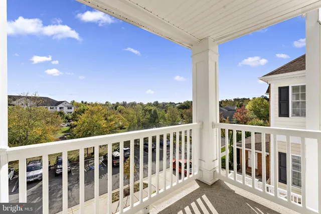 $435,000 | 15201 Royal Crest Drive, Unit 407, Haymarket, VA 20169