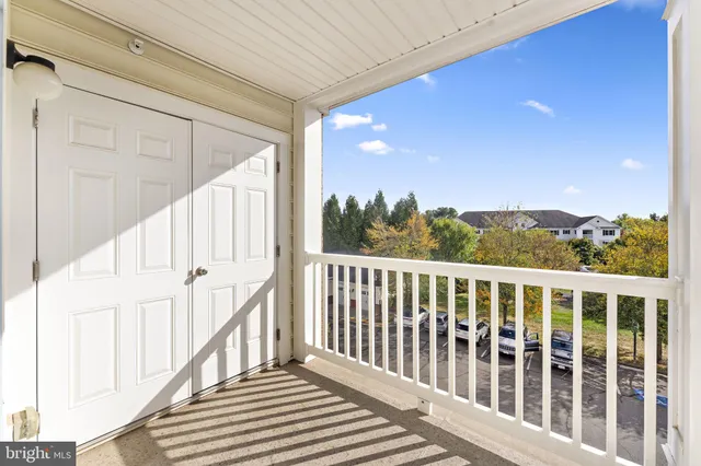 $435,000 | 15201 Royal Crest Drive, Unit 407, Haymarket, VA 20169