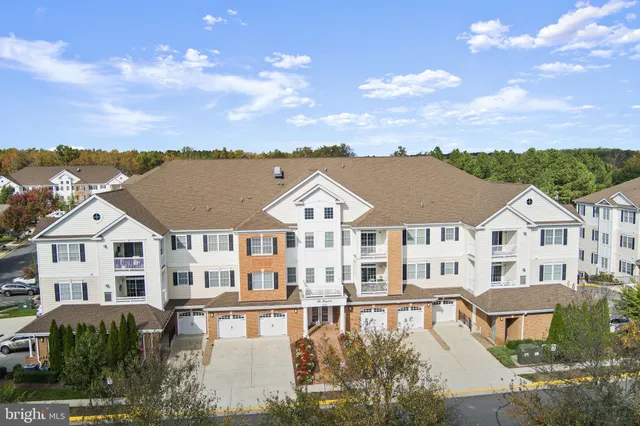 $435,000 | 15201 Royal Crest Drive, Unit 407, Haymarket, VA 20169