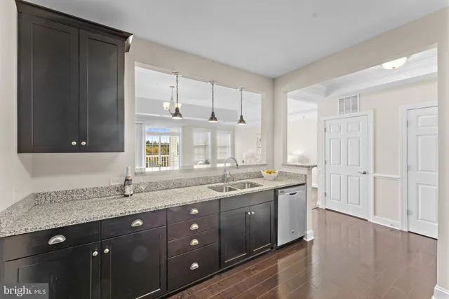 $435,000 | 15201 Royal Crest Drive, Unit 407, Haymarket, VA 20169