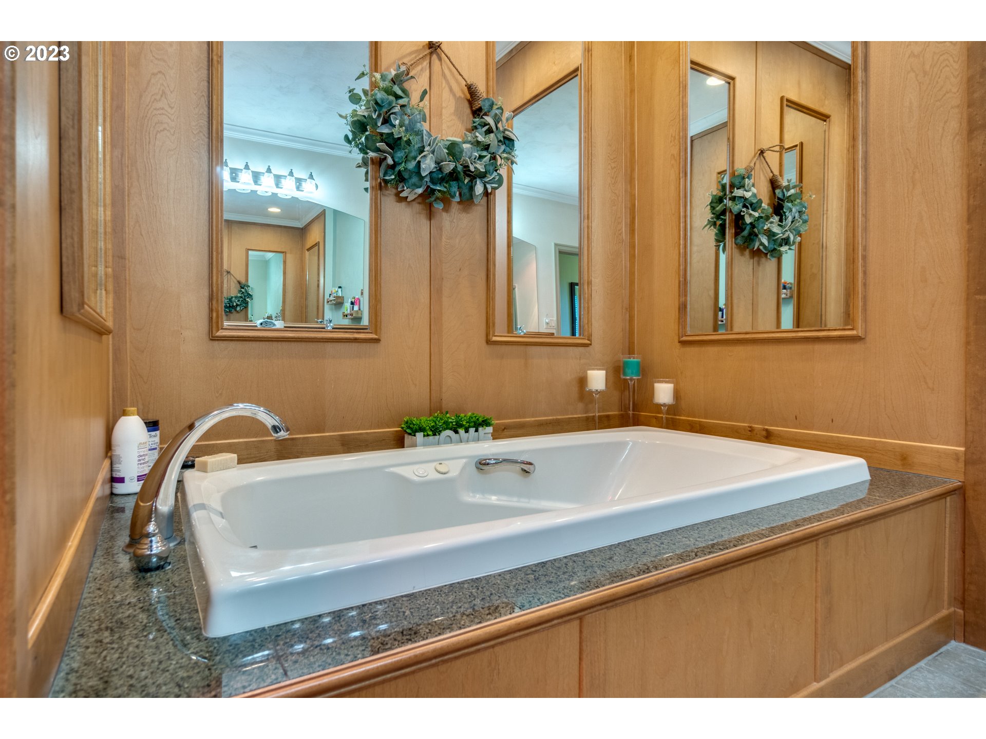 1675 South Boones Ferry Road Woodburn, OR 97071 - Photo 19 of 45 a bathroom with a sink a mirror and a bathtub
