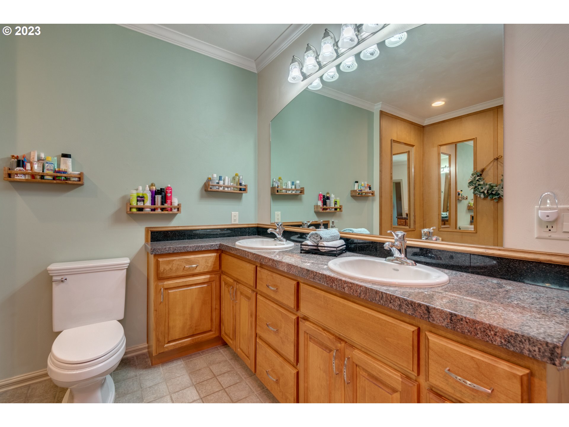 1675 South Boones Ferry Road Woodburn, OR 97071 - Photo 20 of 45 a bathroom with a toilet sink and mirror
