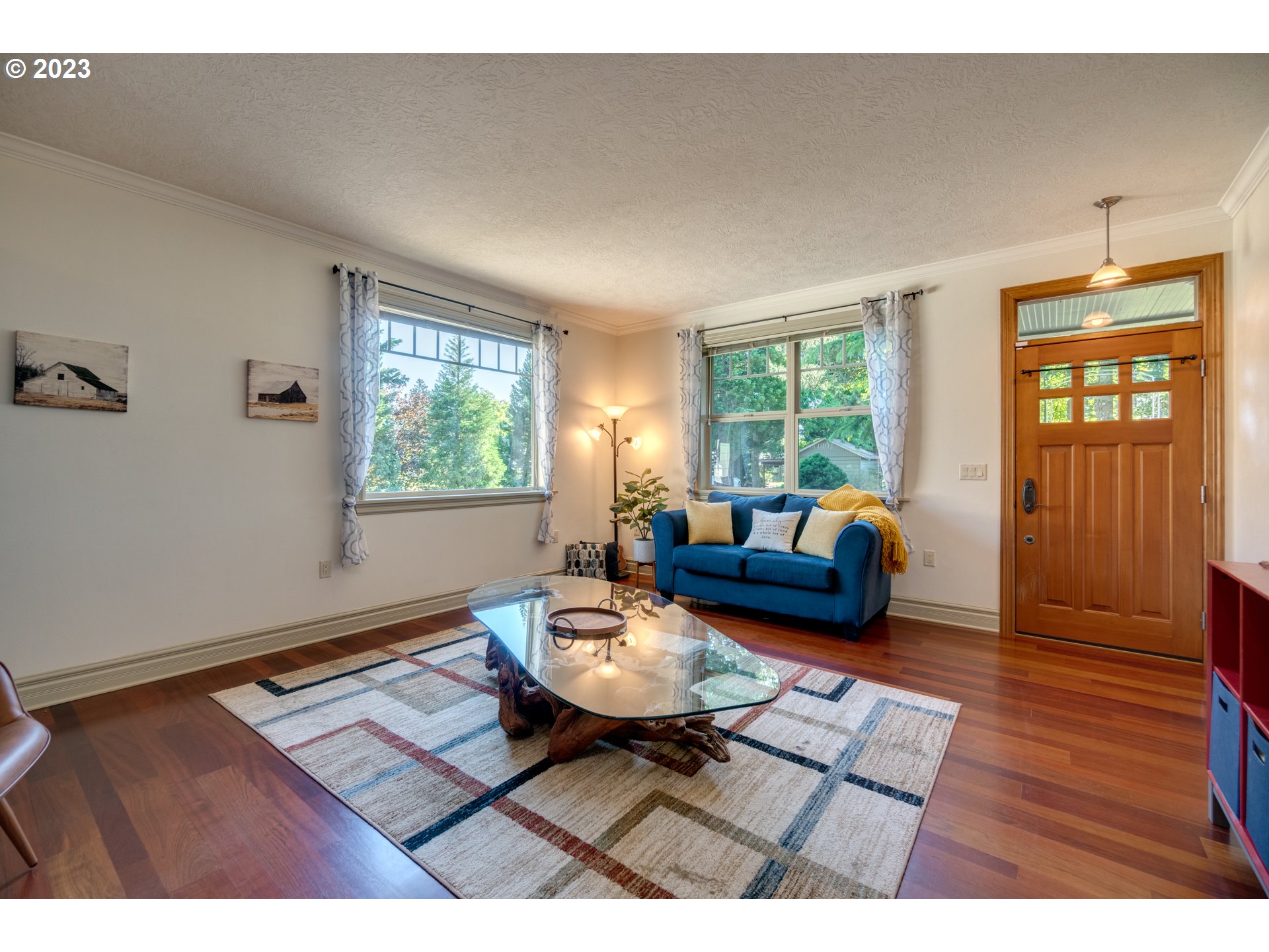 1675 South Boones Ferry Road Woodburn, OR 97071 - Photo 10 of 45 a living room with furniture and wooden floor