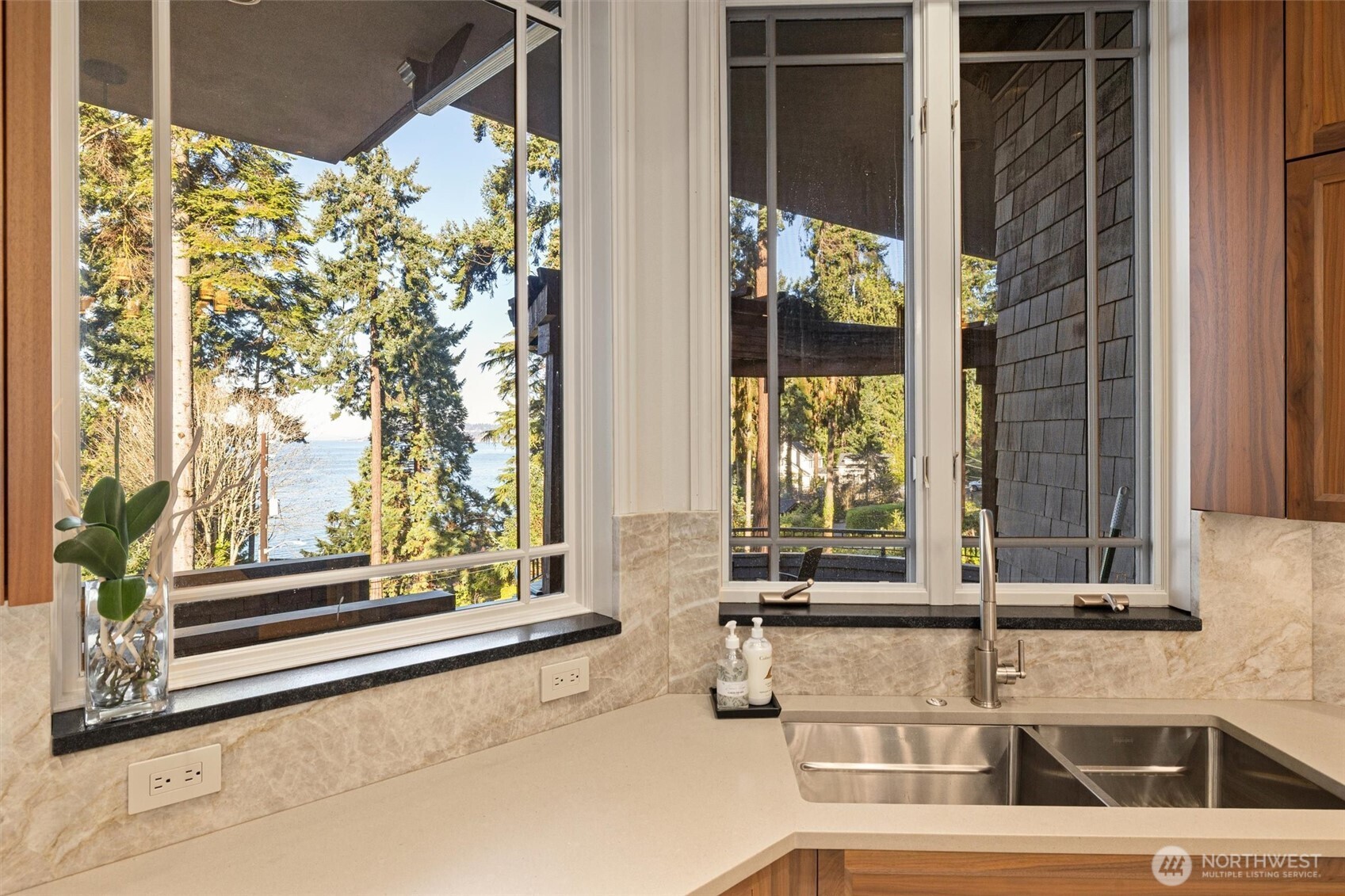 16340 Maplewild Avenue Southwest Burien, WA 98166 - Photo 7 of 40