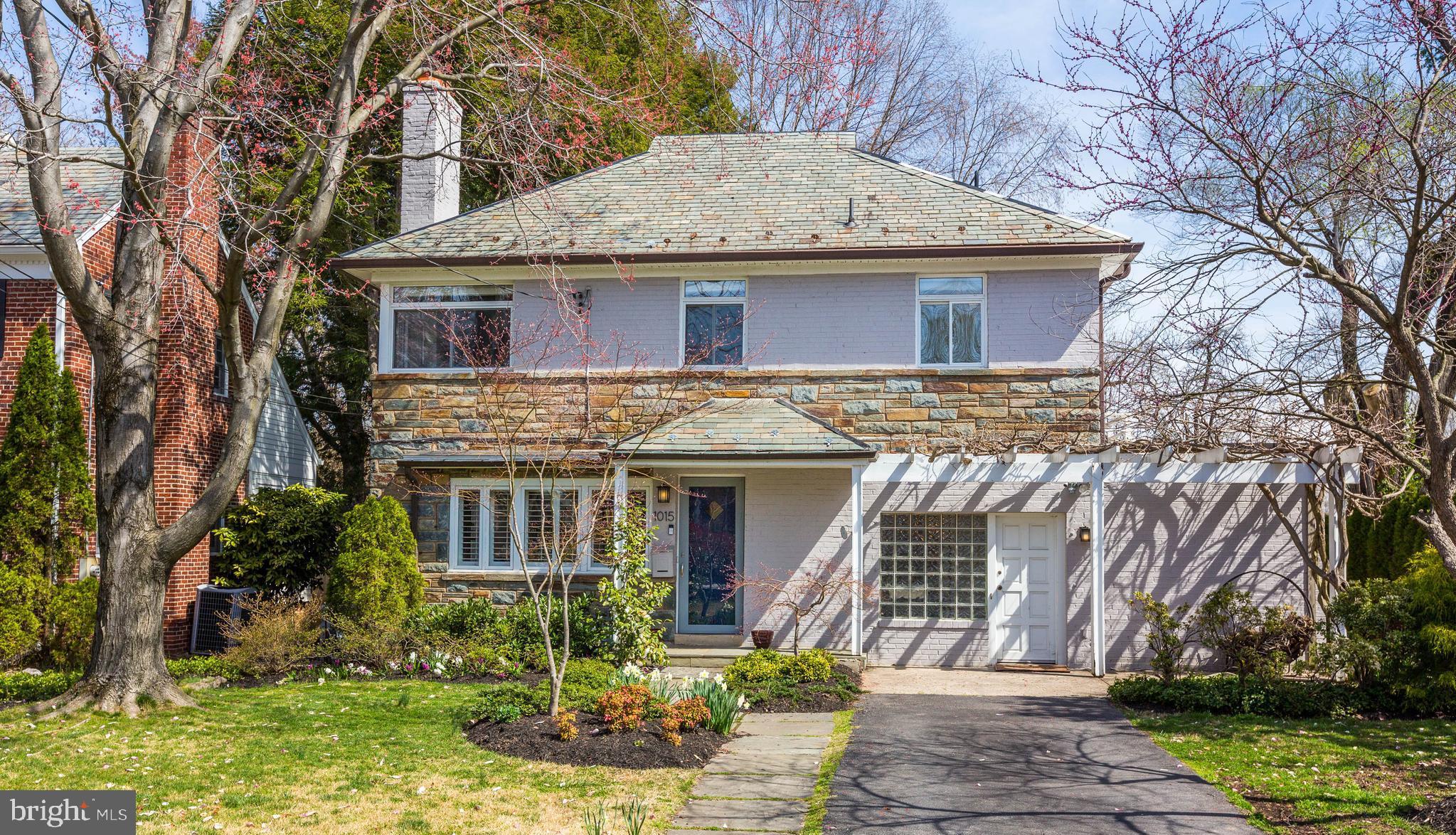 Welcome Home to 1015 Woodside Parkway.