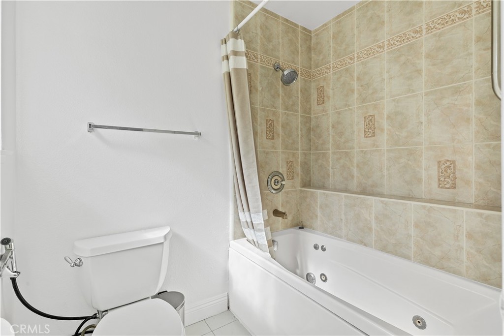 19 Alameda Irvine, CA 92620 - Photo 38 of 55 a bathroom with a toilet and a bathtub