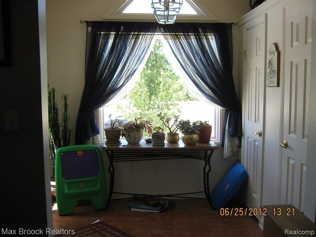 2877 South Adams Road Rochester, MI 48309 - Photo 2 of 20 Foyer