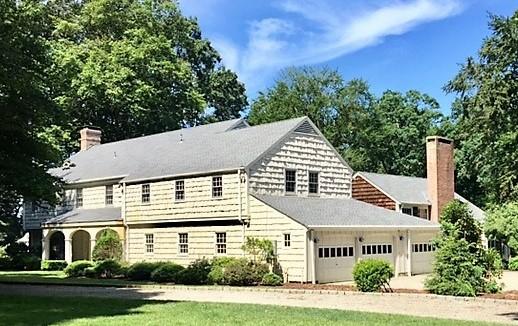 a view of a house with yard and plants