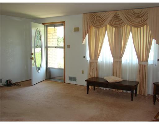 391 Moorehead Road Cabot, PA 16023 - Photo 5 of 8 Living Room.
