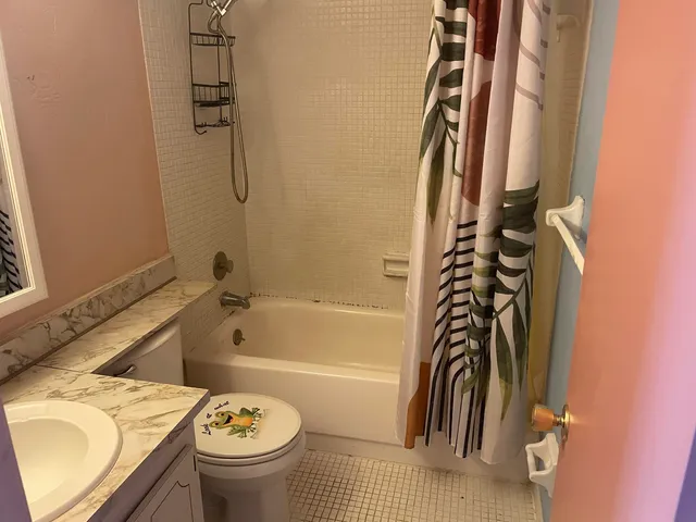 a picture of a bathroom