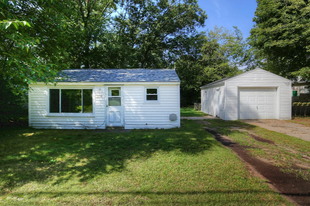 1225 Quarterline Road Muskegon, MI 49442 - Photo 2 of 22 IMG_1270