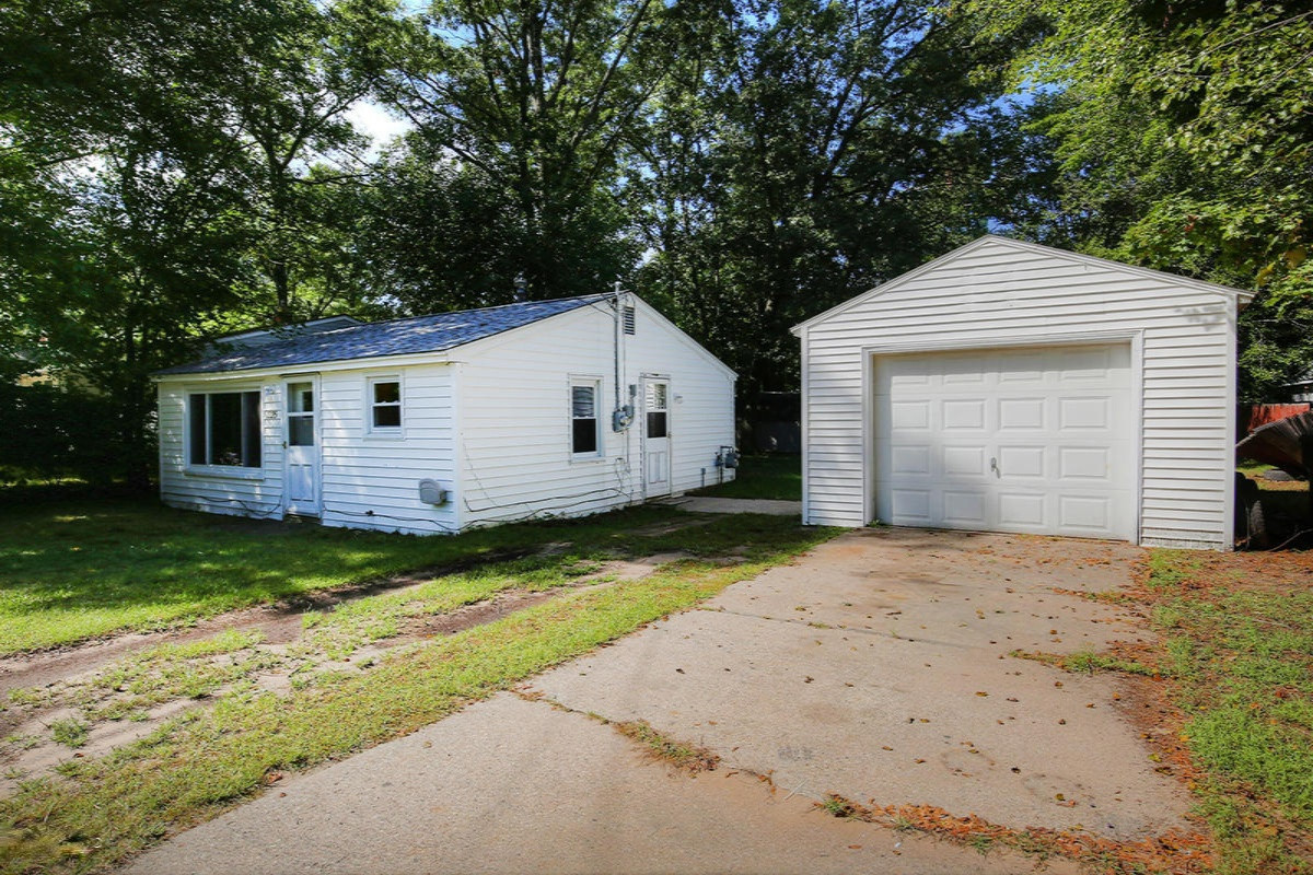 1225 Quarterline Road Muskegon, MI 49442 - Photo 3 of 22 IMG_1274