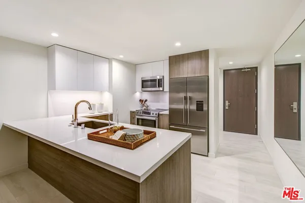$8,450 | 801 South Olive Street, Unit PH 8, Los Angeles, CA 90014