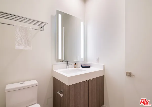 $8,450 | 801 South Olive Street, Unit PH 8, Los Angeles, CA 90014