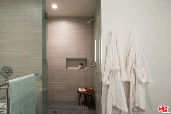 $8,450 | 801 South Olive Street, Unit PH 8, Los Angeles, CA 90014