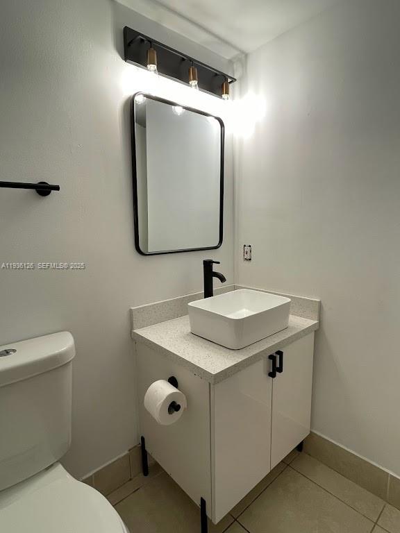 430 South Park Road, Unit 3305 Hollywood, FL 33021 - Photo 8 of 27 a bathroom with a toilet sink and mirror