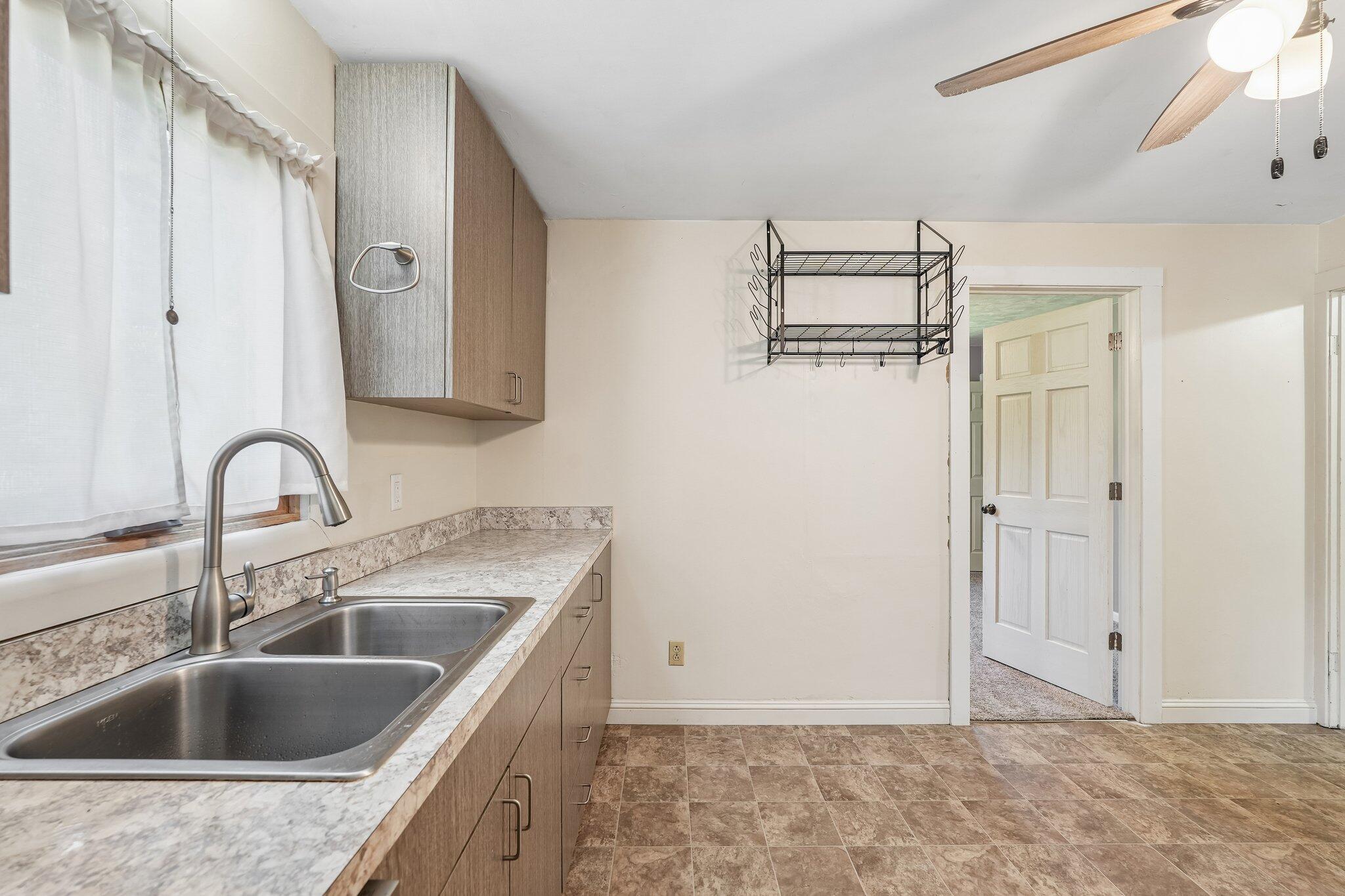 9207 39th Avenue Pleasant Prairie, WI 53142 - Photo 28 of 48 Kitchen