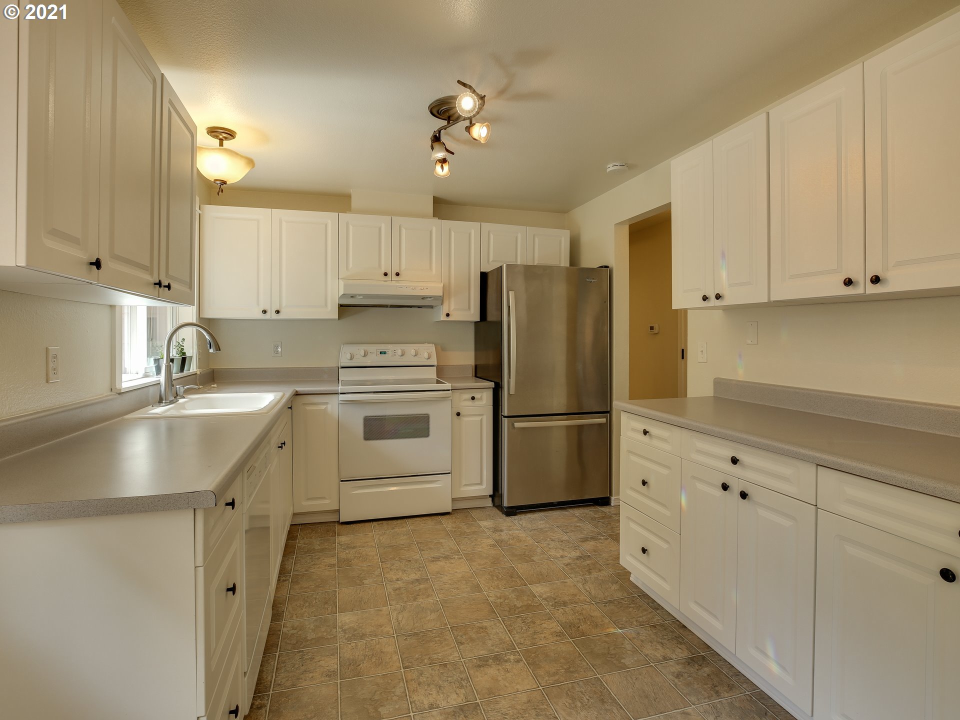7305 Southwest Sorrento Road Beaverton, OR 97008 - Photo 8 of 28 Gallery Image 8