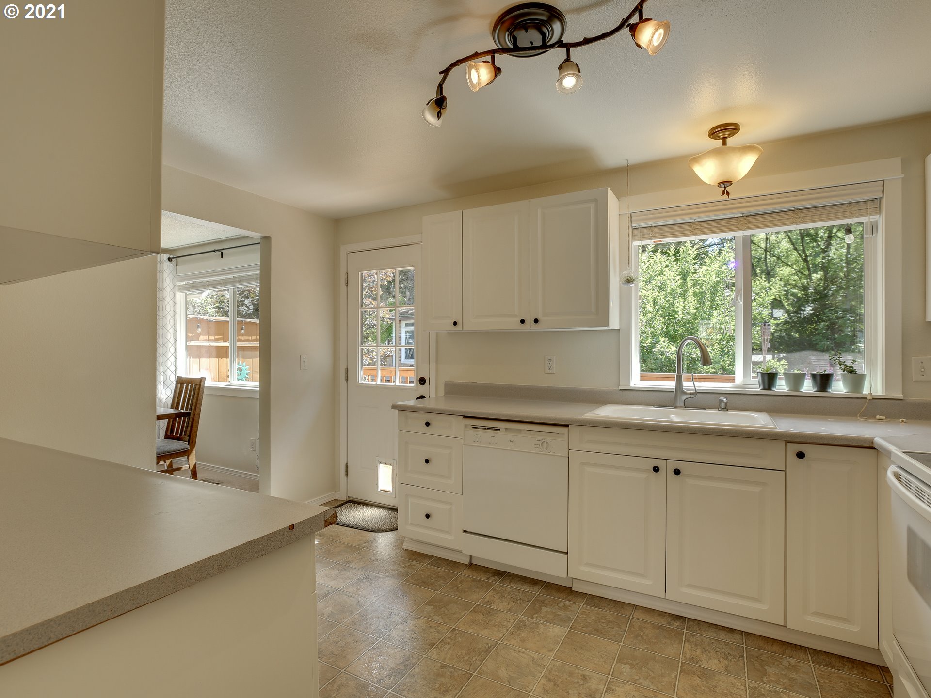7305 Southwest Sorrento Road Beaverton, OR 97008 - Photo 10 of 28 Gallery Image 10