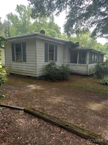 a view of a house with backyard and garden