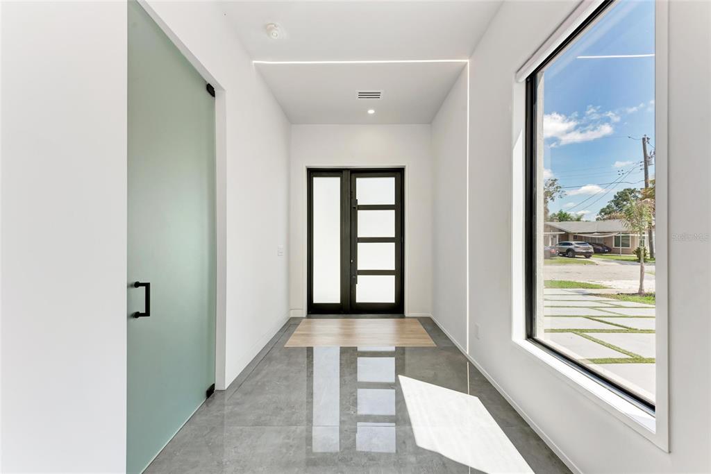 1716 9th Street Sarasota, FL 34236 - Photo 4 of 88 a view of a hallway