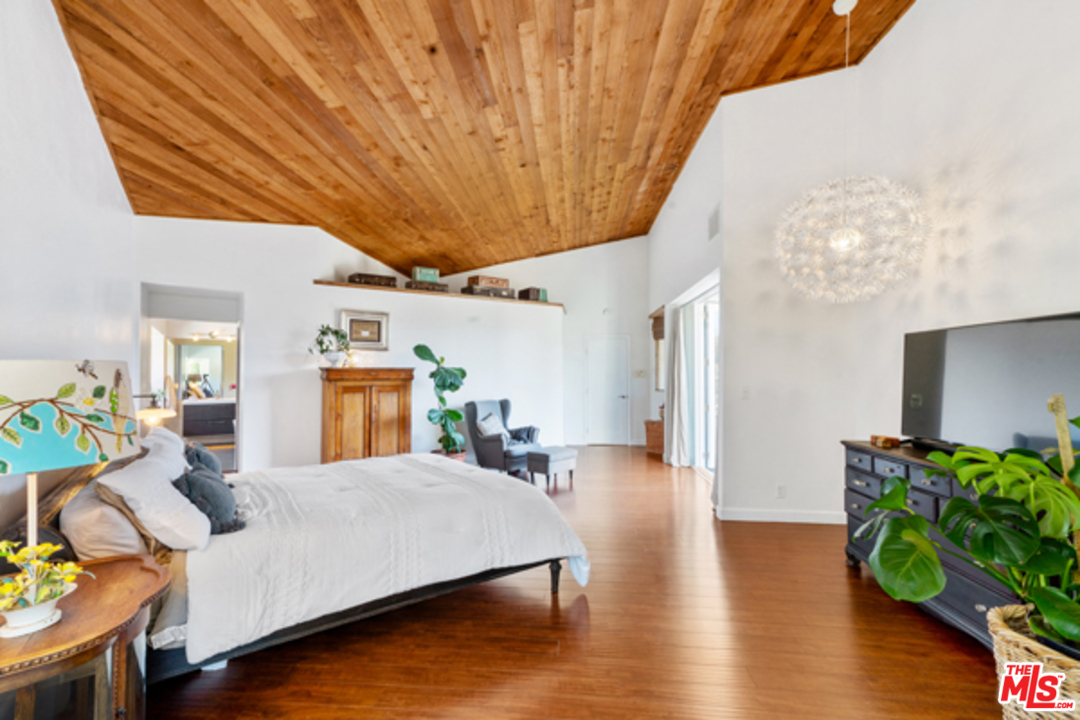 1580 Las Virgenes Road Calabasas, CA 91302 - Photo 20 of 51 a living room with furniture and wooden floor