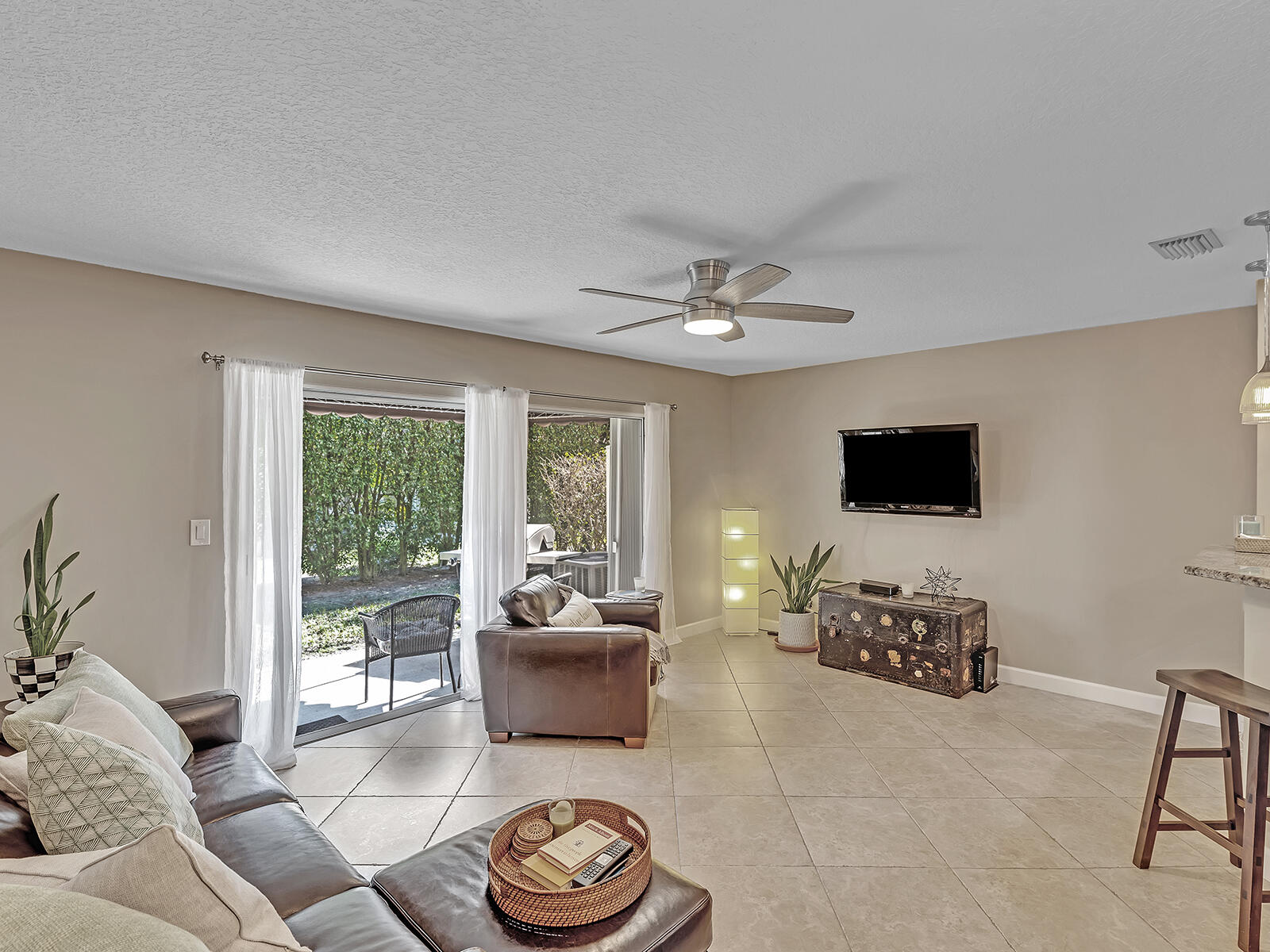 21408 Tudor Drive Boca Raton, FL 33431 - Photo 9 of 37 Nice Living Space
