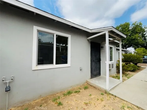 a view of a house with a backyard