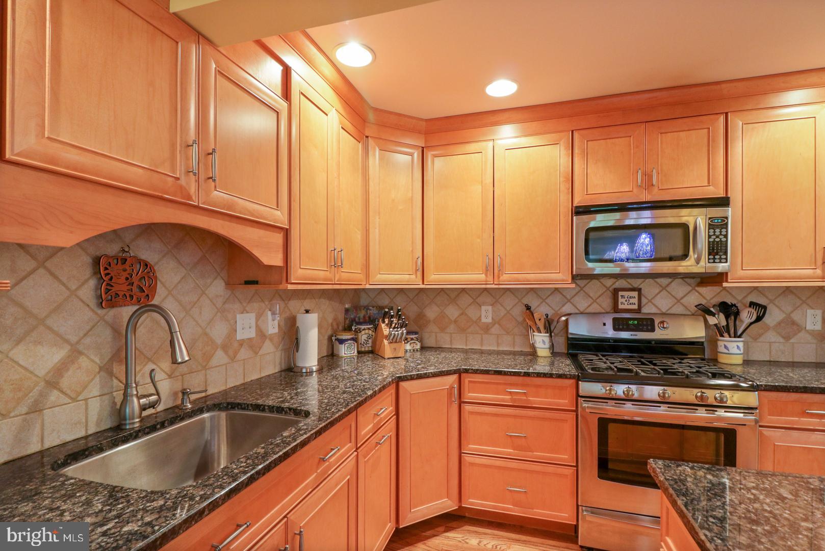 23 Southampton Parish Road Landenberg, PA 19350 - Photo 14 of 33 Warm woods and gleaming granite