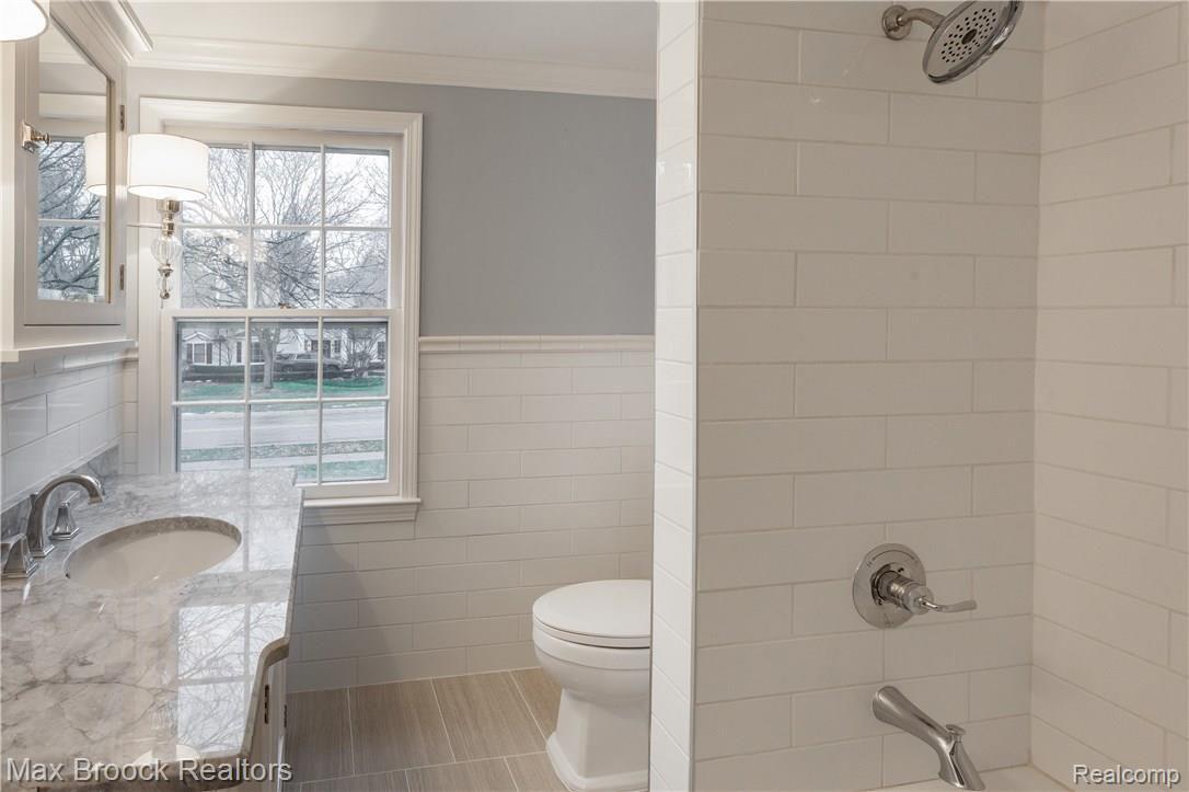 976 North Cranbrook Road Bloomfield Hills, MI 48301 - Photo 54 of 75 2nd Full Bath Upstairs