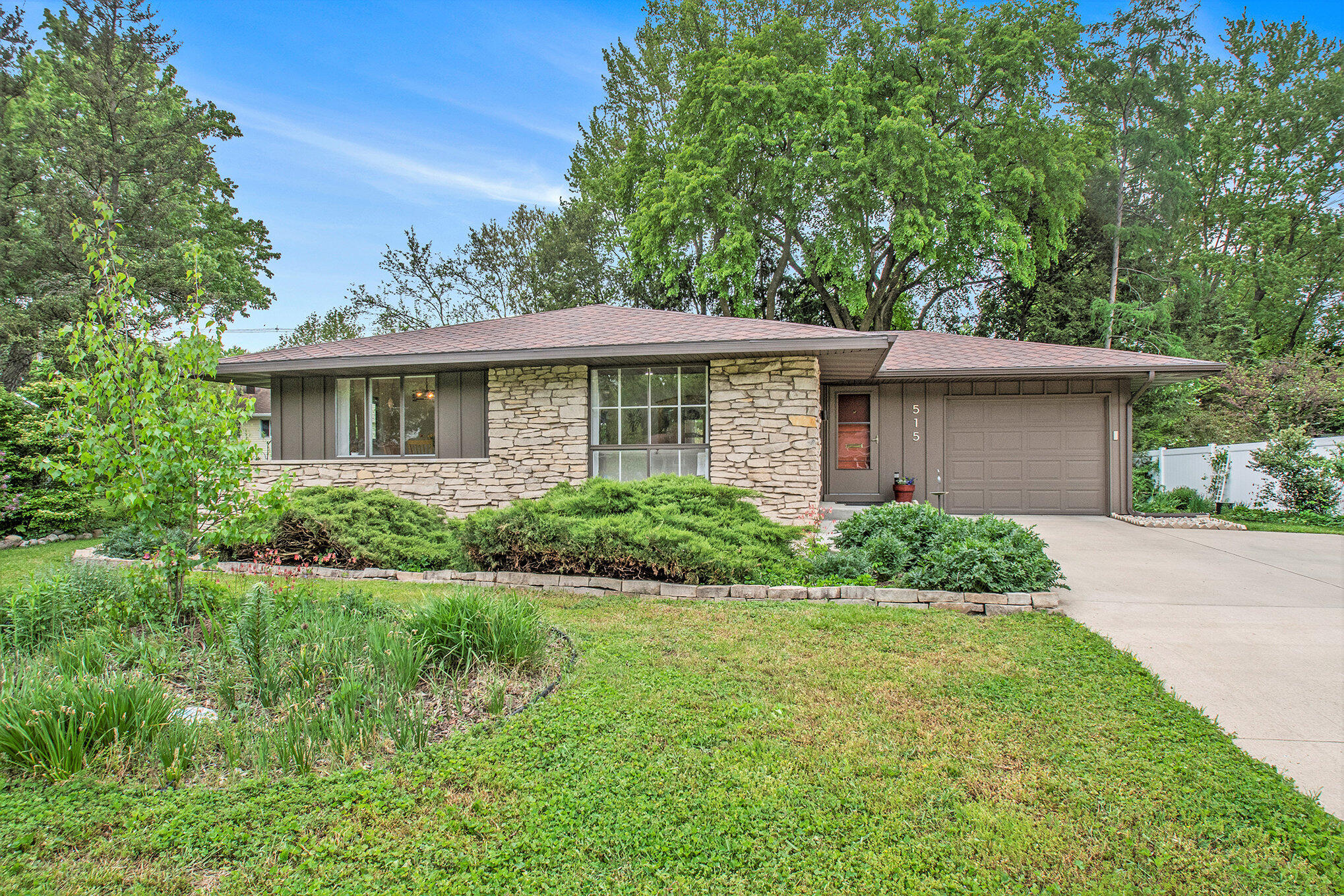 515 Springfield Circle Niles, MI 49120 - Photo 1 of 28 002_file_105