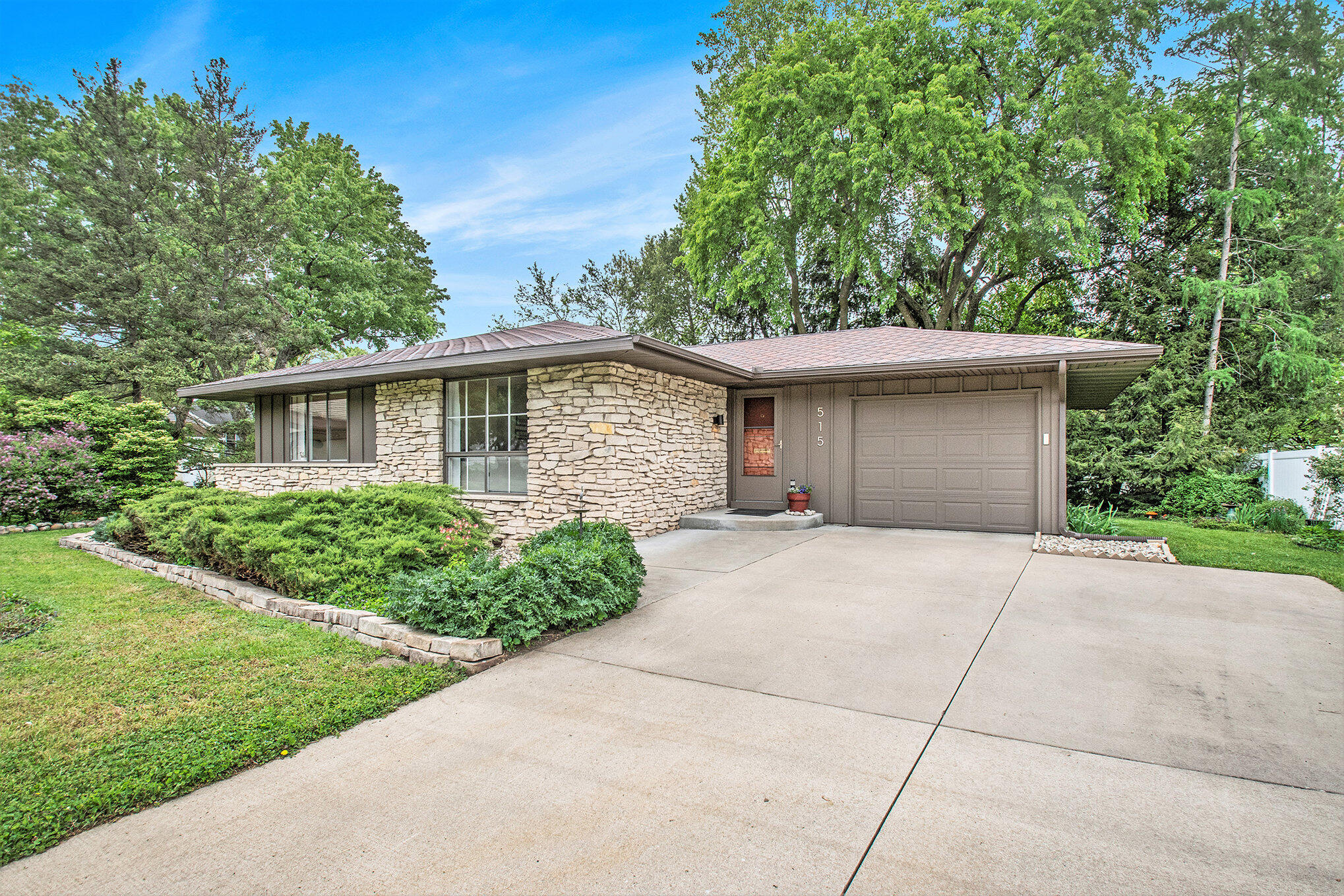 515 Springfield Circle Niles, MI 49120 - Photo 2 of 28 003_file_104