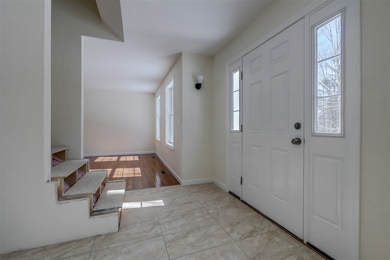 7 Jamie Lane Hooksett, NH 03106 - Photo 3 of 38 Gallery Image 3