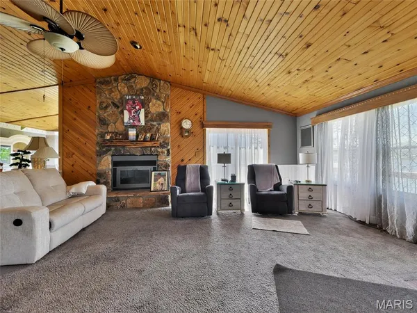 $325,000 | 201 West Lakeview Drive, De Soto, MO 63020