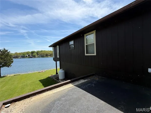 $325,000 | 201 West Lakeview Drive, De Soto, MO 63020