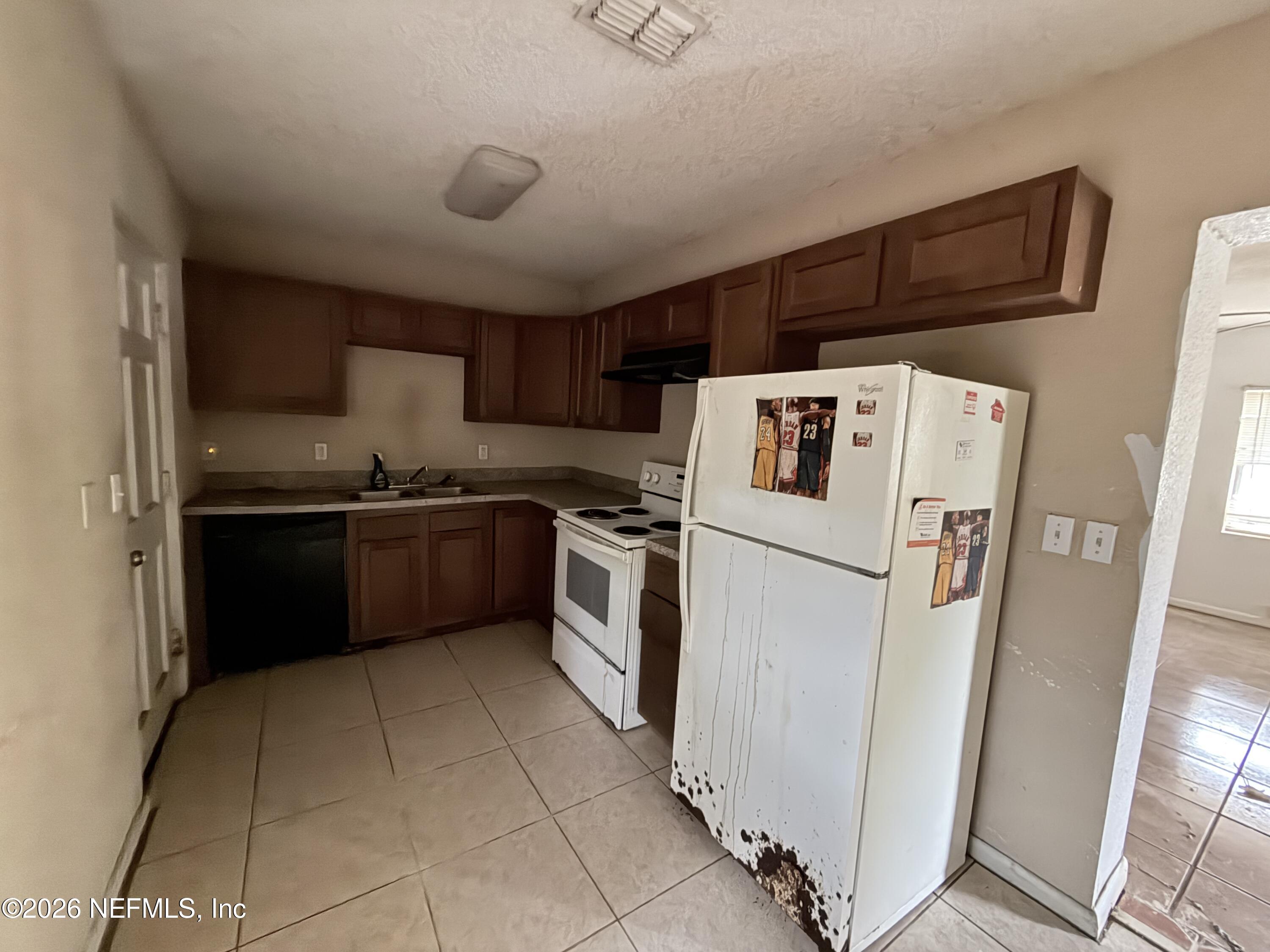 8023 Almar Place Jacksonville, FL 32208 - Photo 6 of 22 IMG_4799