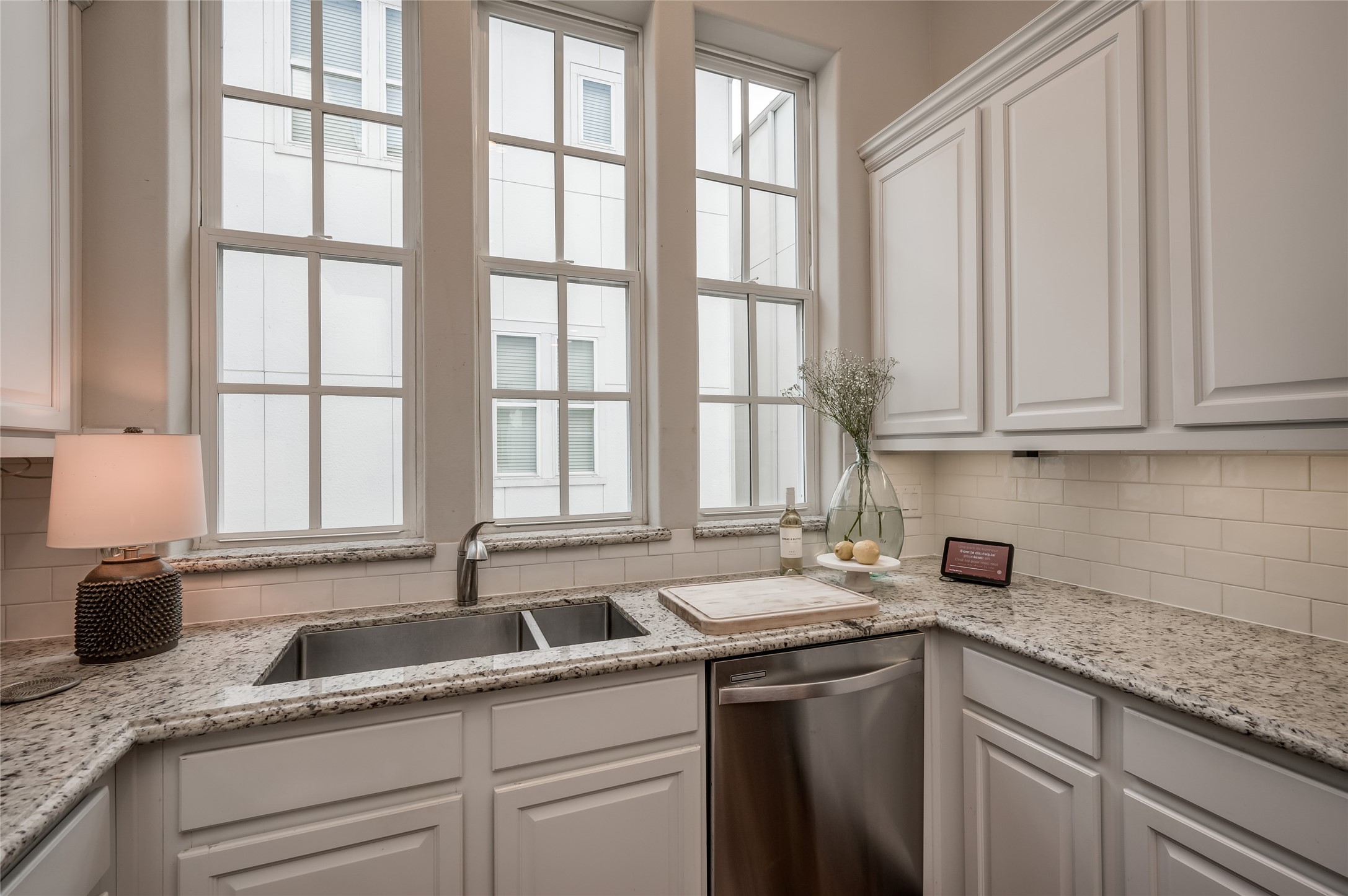 266 East 28th Street Houston, TX 77008 - Photo 8 of 33 a kitchen with granite countertop a sink window and cabinets