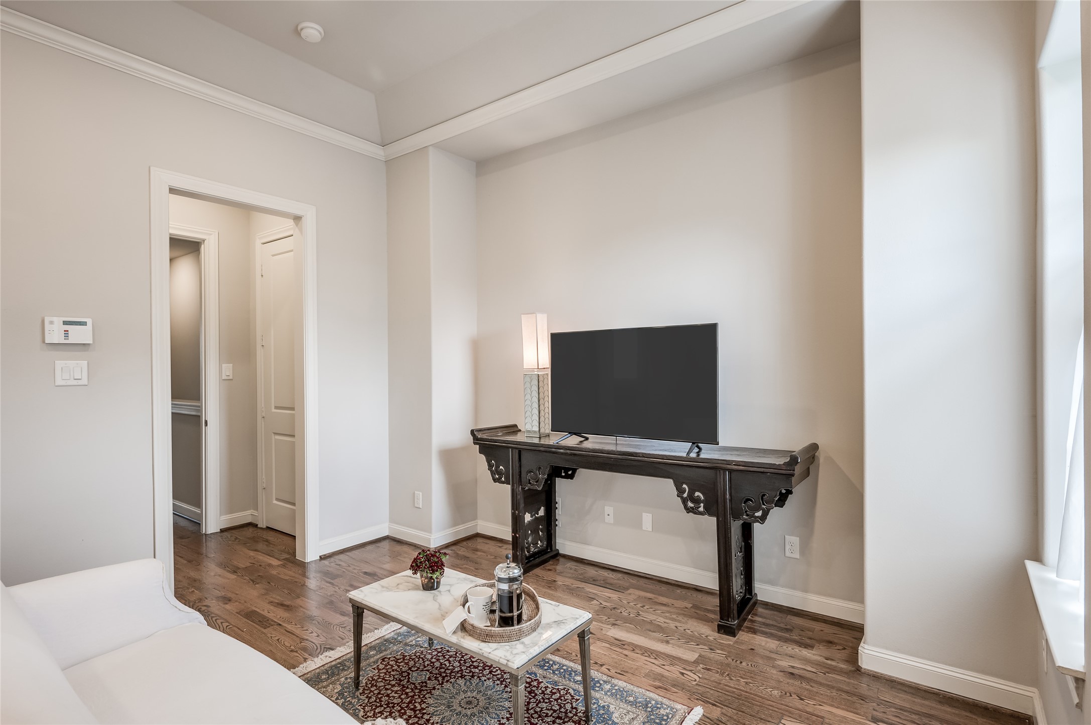 266 East 28th Street Houston, TX 77008 - Photo 11 of 33 a living room with furniture and a flat screen tv