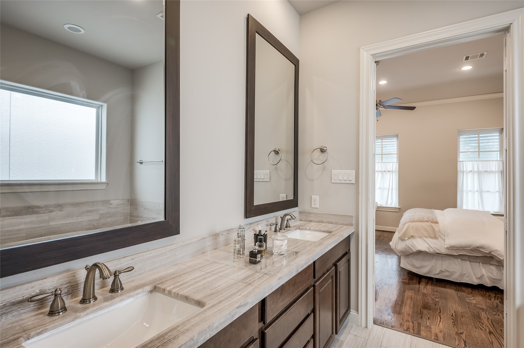 266 East 28th Street Houston, TX 77008 - Photo 14 of 33 a en suite bathroom with a granite countertop sink and a mirror